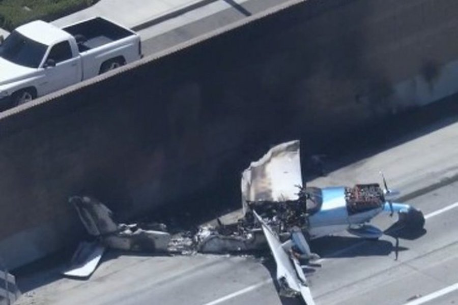 Καλιφόρνια: Αναγκαστική προσγείωση αεροσκάφους σε αυτοκινητόδρομο με κίνηση - Τυλίχθηκε στις φλόγες - ΒΙΝΤΕΟ