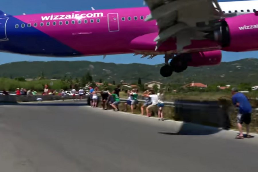 Σκιάθος: Αεροπλάνο προσγειώνεται πάνω από τα κεφάλια τουριστών - ΒΙΝΤΕΟ