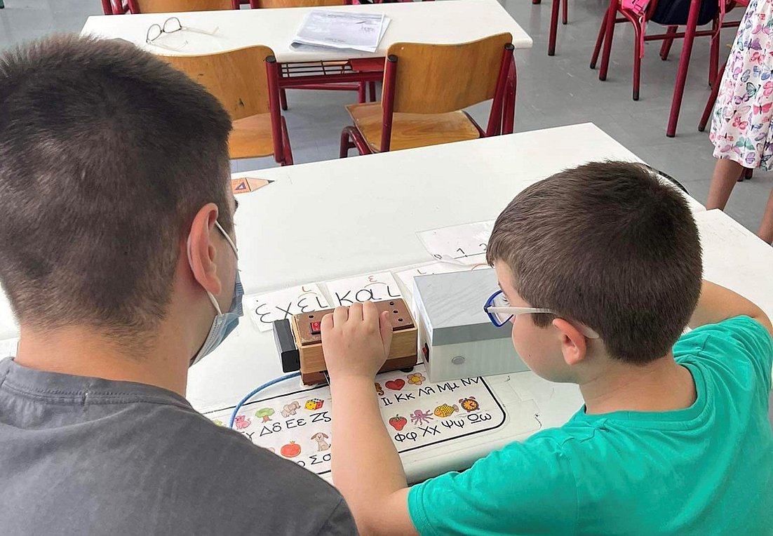 Μαθητές Λυκείου δημιούργησαν συσκευή για τους τυφλούς μαθητές