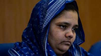 Ινδία: Θύμα ομαδικού βιασμού δήλωσε ότι έχει «παραλύσει» μετά την απελευθέρωση των ανδρών που της επιτέθηκαν