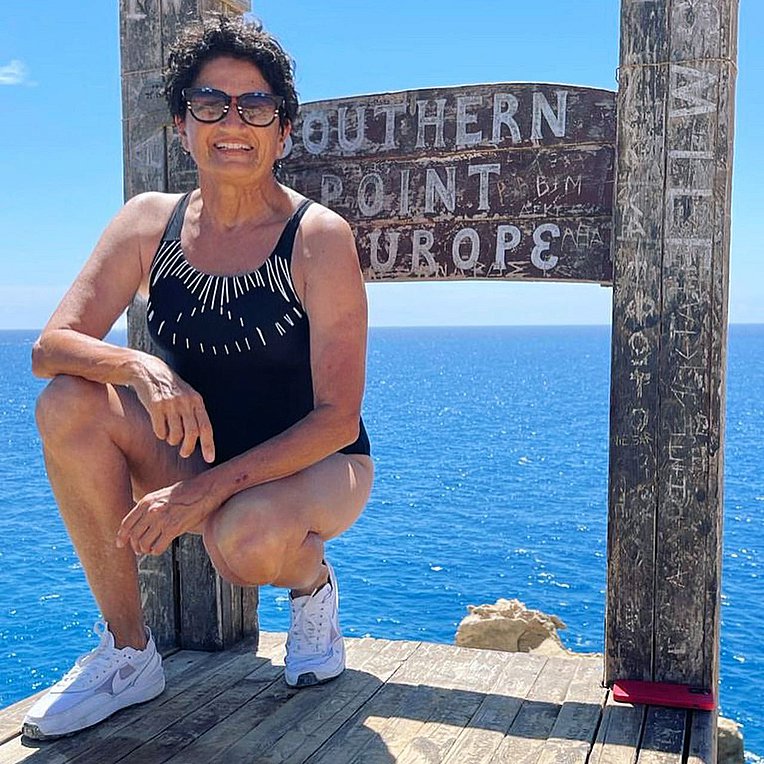 Στη Γαύδο η Άλκηστις Πρωτοψάλτη – Ποζάρει με ολόσωμο μαγιό στα 67 της