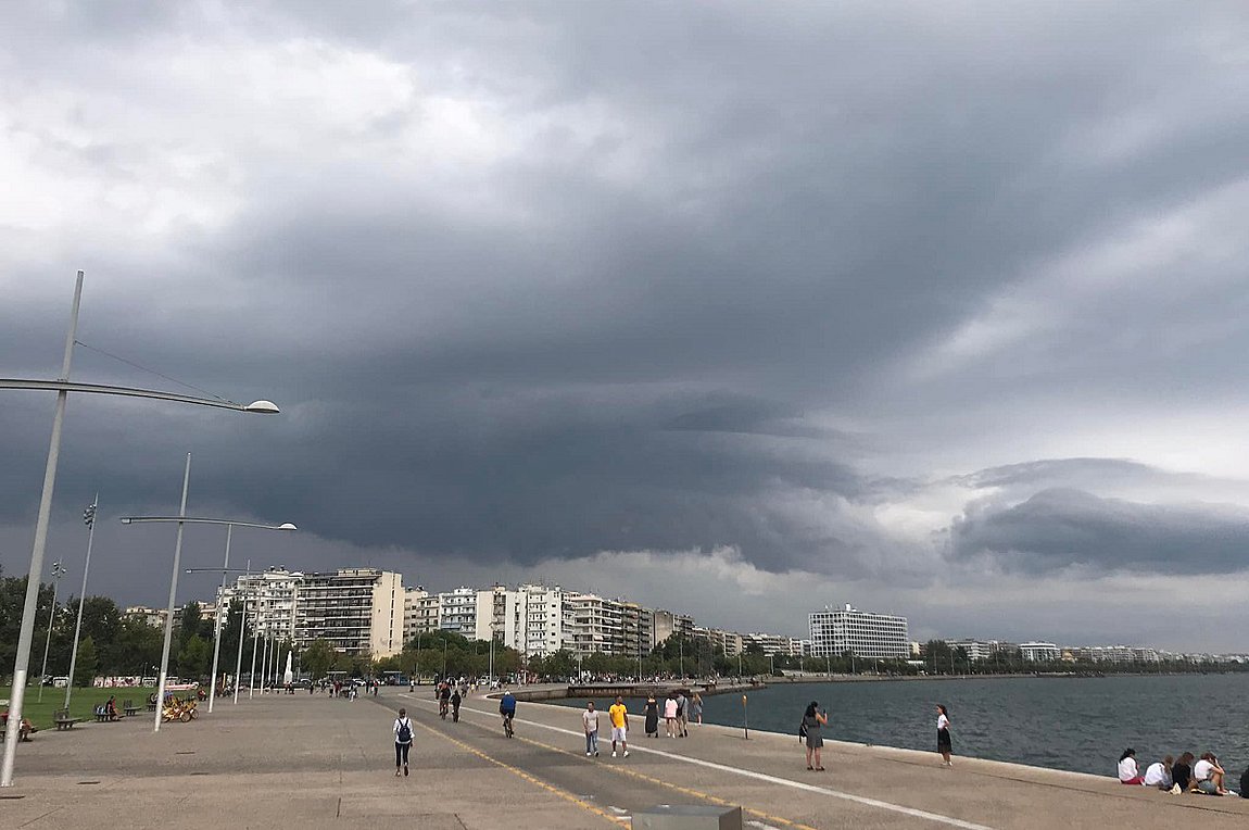 Μήνυμα από το 112 για την κακοκαιρία στη Θεσσαλονίκη – Πλημμύρισαν σπίτια, ποτάμια οι δρόμοι στη Χαλκιδική