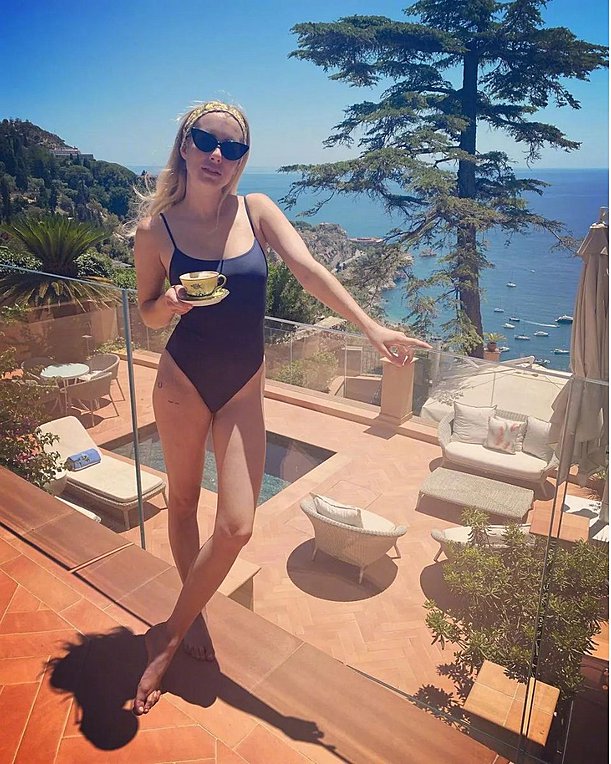 Emma Roberts: Λατρεύει τo καλοκαίρι και το δείχνει