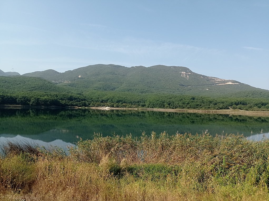 Ιωάννινα: Η «άγνωστη» λίμνη Ζαραβίνα στο Πωγώνι