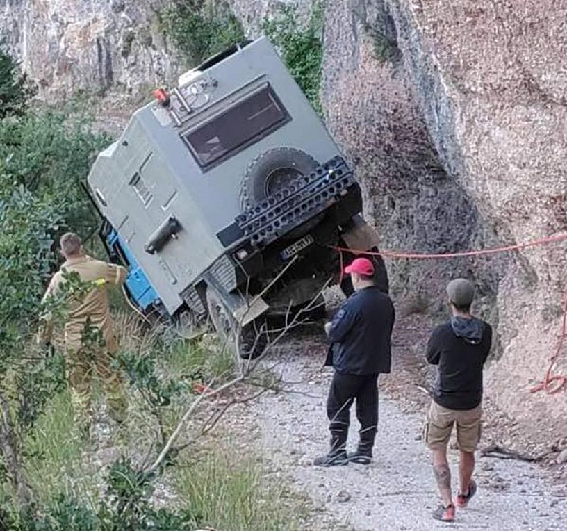 Παραλίγο τραγωδία στην Αχαΐα: Το GPS τους οδήγησε σε χαράδρα