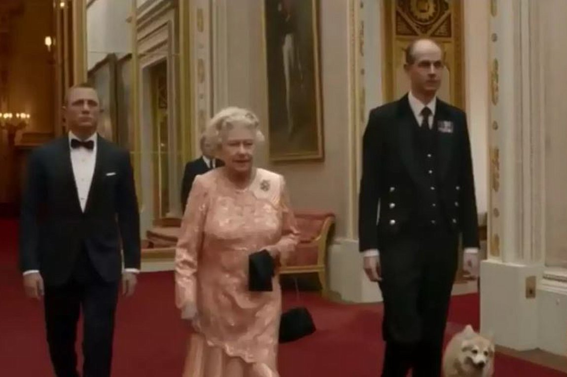 Ντάνιελ Γκρεγκ: Ο James Bond θυμάται και «αποχαιρετά» τη βασίλισσα Ελισάβετ