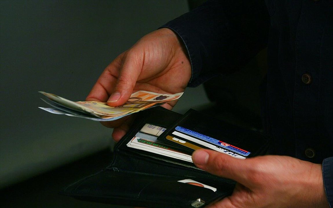 Κατάργηση εισφοράς αλληλεγγύης: Τι κερδίζουν δημόσιοι υπάλληλοι και συνταξιούχοι – Αναλυτικά παραδείγματα