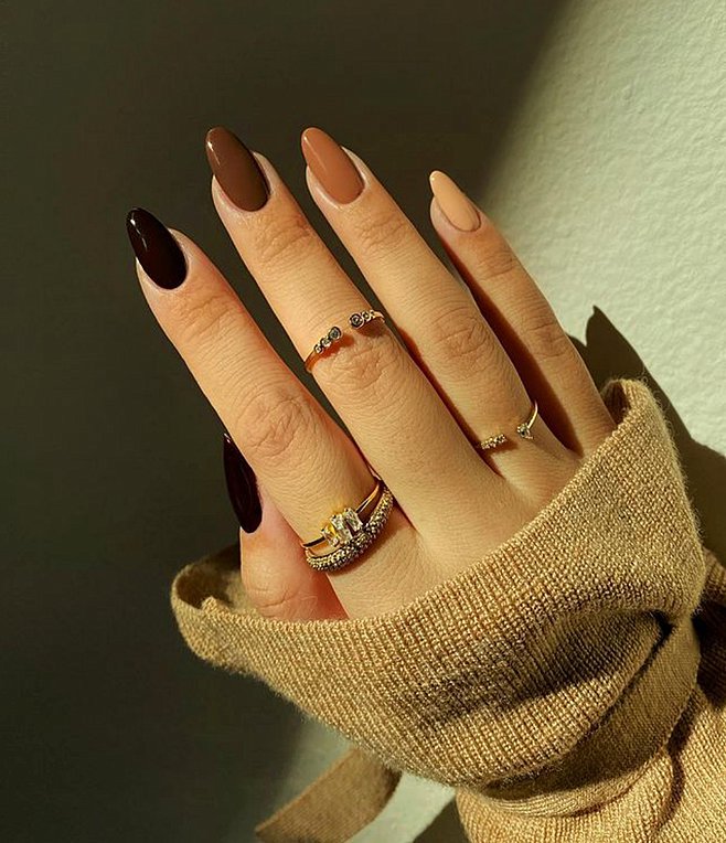 Brown Gradient Nails: Είναι το ωραιότερο minimal μανικιούρ της σεζόν
