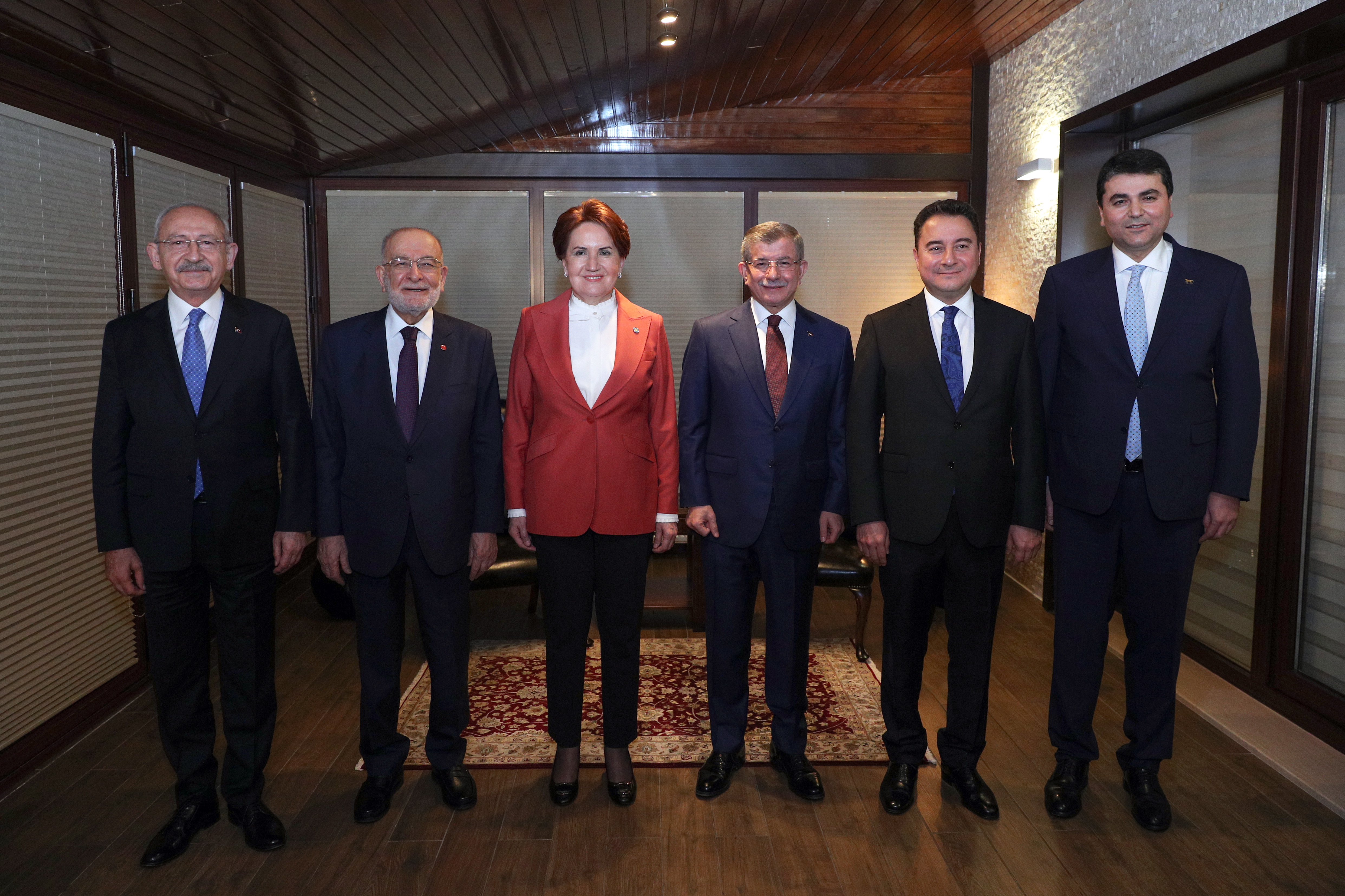 Οι επικεφαλής της τουρκικής αντιπολίτευσης. Από αριστερά: Κεμάλ Κιλιτσντάρογλου, Τεμέλ Καραμολάογλου, Μεράλ Ακσενέρ, Αχμέτ Νταβούτογλου, Αλί Μπαμπατσάν και Γκουλτεκίν Ουσάλ
