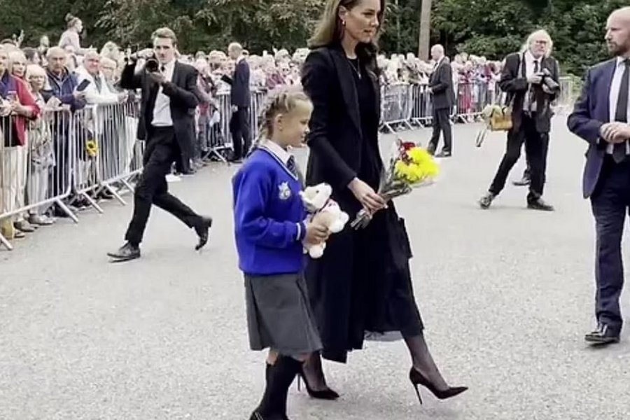 Η Κέιτ Μίντλετον βοήθησε 8χρονη να τοποθετήσει το κουκλάκι της ανάμεσα στα λουλούδια στη μνήμη της βασίλισσας - ΒΙΝΤΕΟ