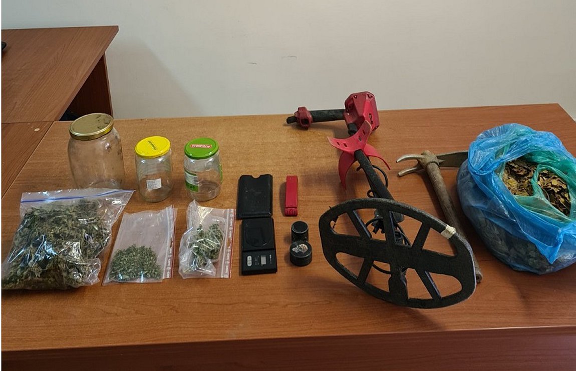 Θεσσαλονίκη: 55χρονος καλλιεργούσε δενδρύλλια κάνναβης και κατείχε πλήθος αρχαίων νομισμάτων και κοσμημάτων