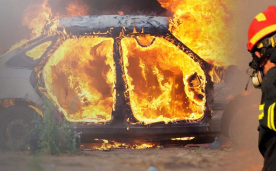 Αυτοκίνητο τυλίχθηκε στις φλόγες έξω από τη Λάρισα – Βγήκαν εγκαίρως από το όχημα οι επιβαίνοντες
