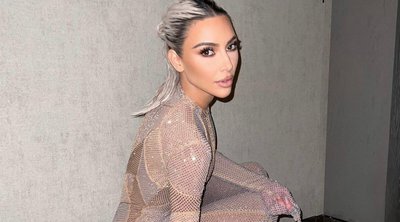 Kim Kardashian: Θα καταφέρει άραγε να κάνει τάση τον «βρεγμένο» ανάποδο κότσο;
