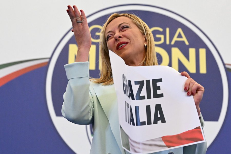 «Η πιο ακροδεξιά πρωθυπουργός μετά τον Μουσολίνι»: Πώς σχολιάζουν τα διεθνή ΜΜΕ τη νίκη της Μελόνι στις ιταλικές εκλογές