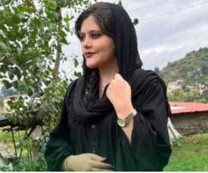 Μάχσα Αμινί: «Τη βασάνισαν και την εξευτέλισαν» πριν τον θάνατό της καταγγέλλει συγγενής της - Συνεχίζονται οι διαδηλώσεις οργής στο Ιράν