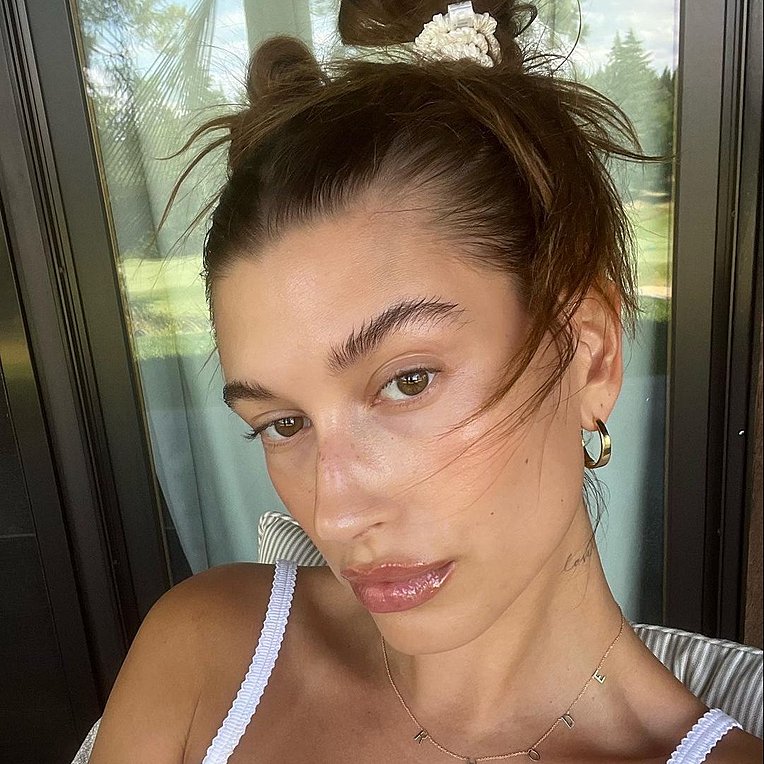 Hailey Bieber: Χαμός στα social media για τα «brownie glazed» χείλη της