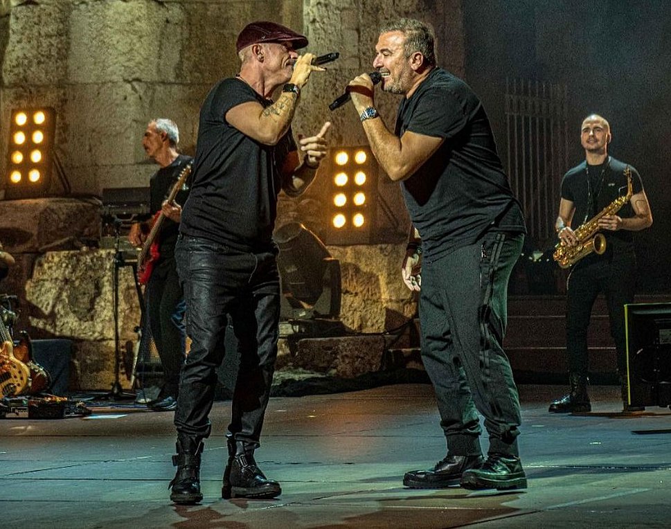 Αντώνης Ρέμος: H αγκαλιά με τον Eros Ramazzotti στο Ηρώδειο – Ανέβηκε στη σκηνή για να τραγουδήσει μαζί του