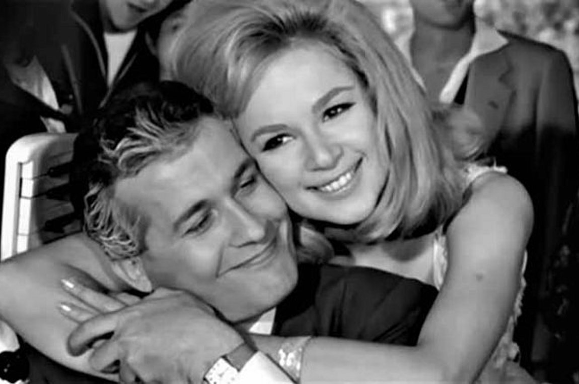 Αλίκη Βουγιουκλάκη-Δημήτρης Παπαμιχαήλ: Σπάνια φωτογραφία από τον αρραβώνα τους το 1964