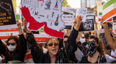 Τουρκία: Διαδηλώσεις υποστήριξης προς τις γυναίκες του Ιράν σε Κωνσταντινούπολη, Ντιγιάρμπακιρ και Σμύρνη