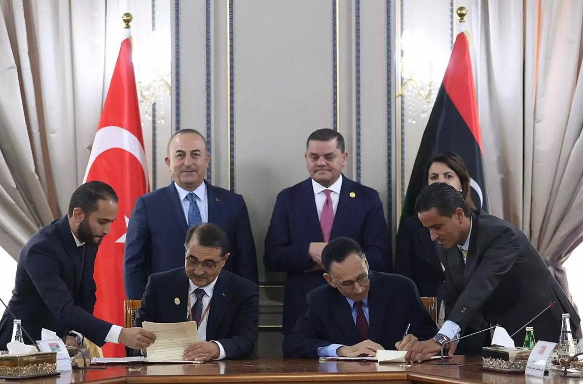 Ο Τσαβούσογλου υπέγραψε μνημόνιο συνεργασίας με τη Λιβύη για τους υδρογονάνθρακες