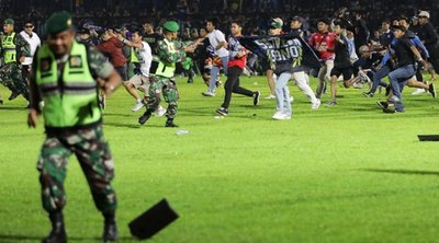Αθλητική τραγωδία στην Ινδονησία: Σους 131 αυξήθηκαν οι νεκροί