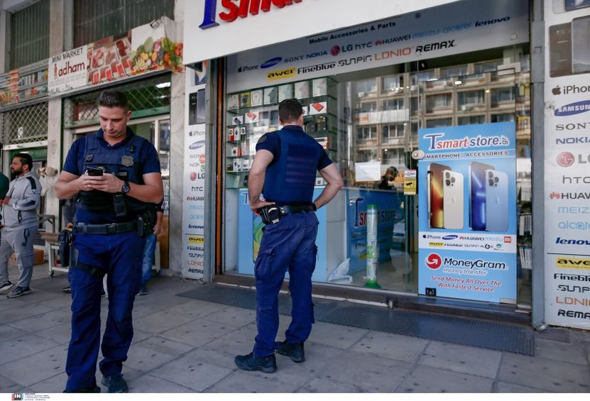 Salonic .. Patru hoți arestați în timp ce încercau să jefuiască un magazin mobil - video