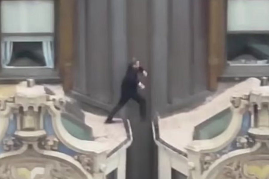 Βίντεο σοκ: Άντρας ντυμένος στα μαύρα πηδάει κατά μήκος ενός 23όροφου κτηρίου στη Νέα Υόρκη