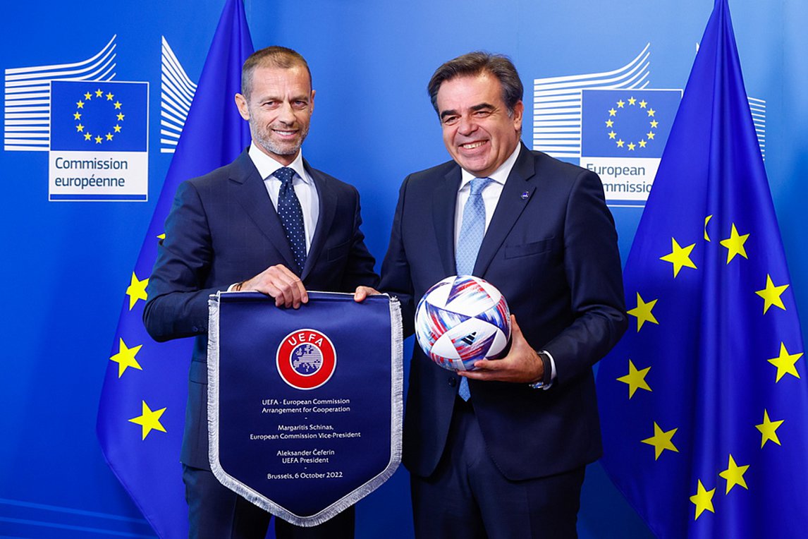 Σχοινάς και Τσεφερίν υπέγραψαν τη νέα συμφωνία συνεργασίας μεταξύ ΕΕ και UEFA