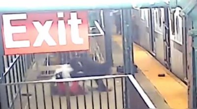 Άγρια δολοφονία στο μετρό της Νέας Υόρκης: Τον μαχαίρωσε μέχρι θανάτου – Βίντεο