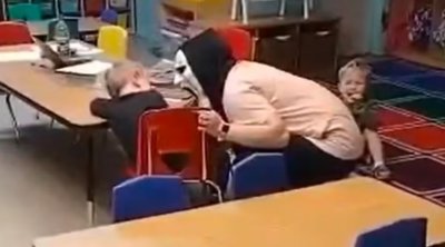 ΗΠΑ: Σάλος με δασκάλα παιδικού σταθμού που τρομάζει τα παιδιά με μάσκα του Scream - Βίντεο 
