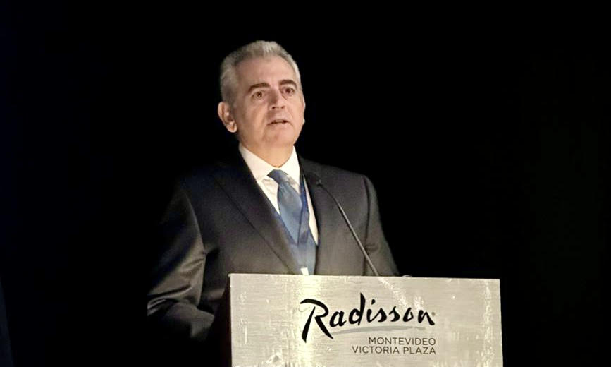 Ο Μάξιμος Χαρακόπουλος, κεντρικός ομιλητής στη λήξη των εργασιών της Κληρικολαϊκής Συνέλευσης Νοτίου Αμερικής.