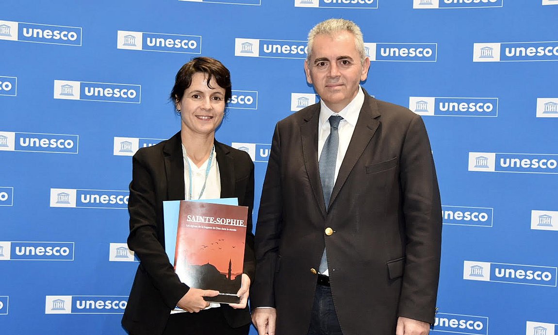 Ο Μάξιμος Χαρακόπουλος με την εκπρόσωπο του Κέντρου Παγκόσμιας Πολιτιστικής Κληρονομιάς της UNESCO

