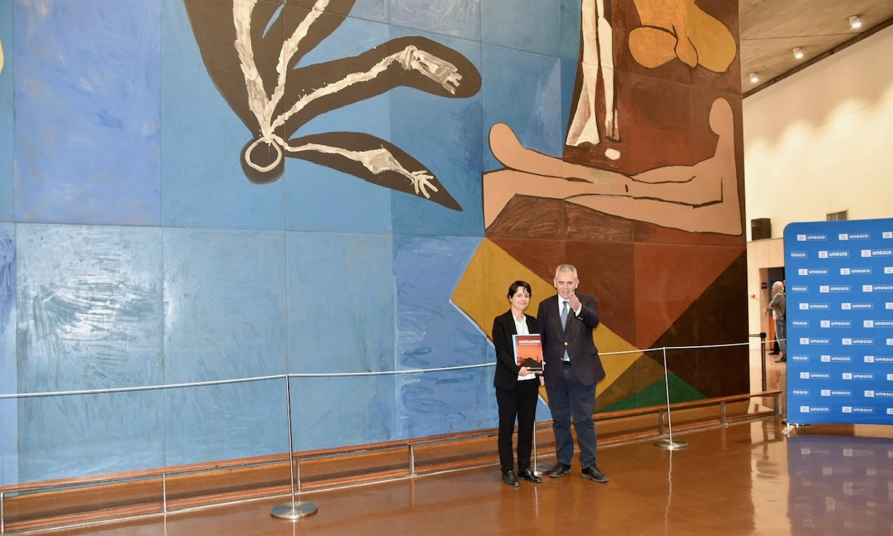Ο Μάξιμος Χαρακόπουλος με την εκπρόσωπο του Κέντρου Παγκόσμιας Πολιτιστικής Κληρονομιάς της UNESCO