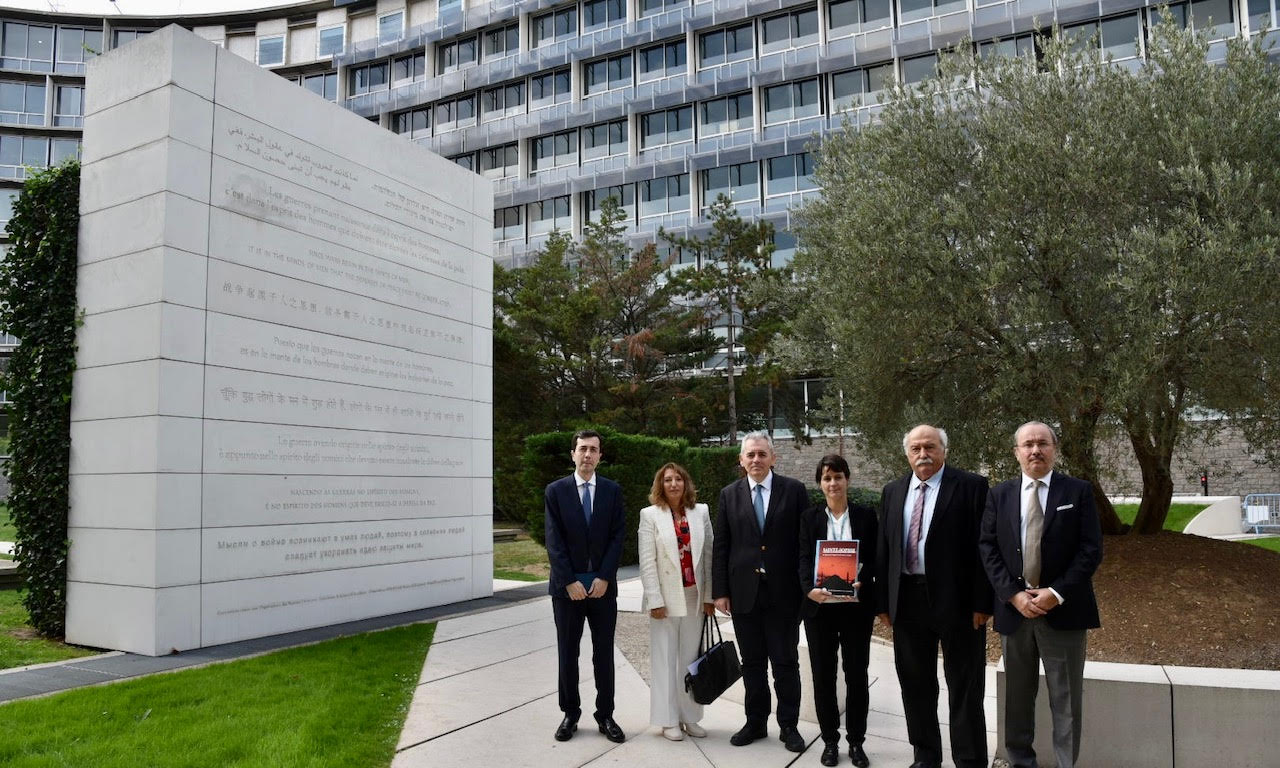 Ο Μάξιμος Χαρακόπουλος με τους Συμβούλους της ΔΣΟ, την ελληνική διπλωματική αντιπροσωπεία και την εκπρόσωπο της UNESCO