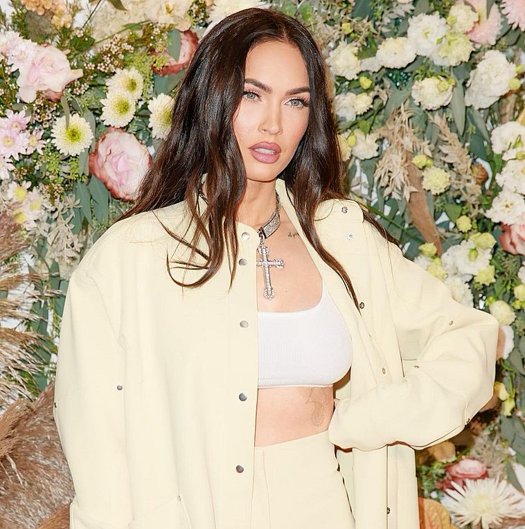 Γιατί η Megan Fox έγινε κατάξανθη και φέρνει τόσο σε Pamela Anderson;