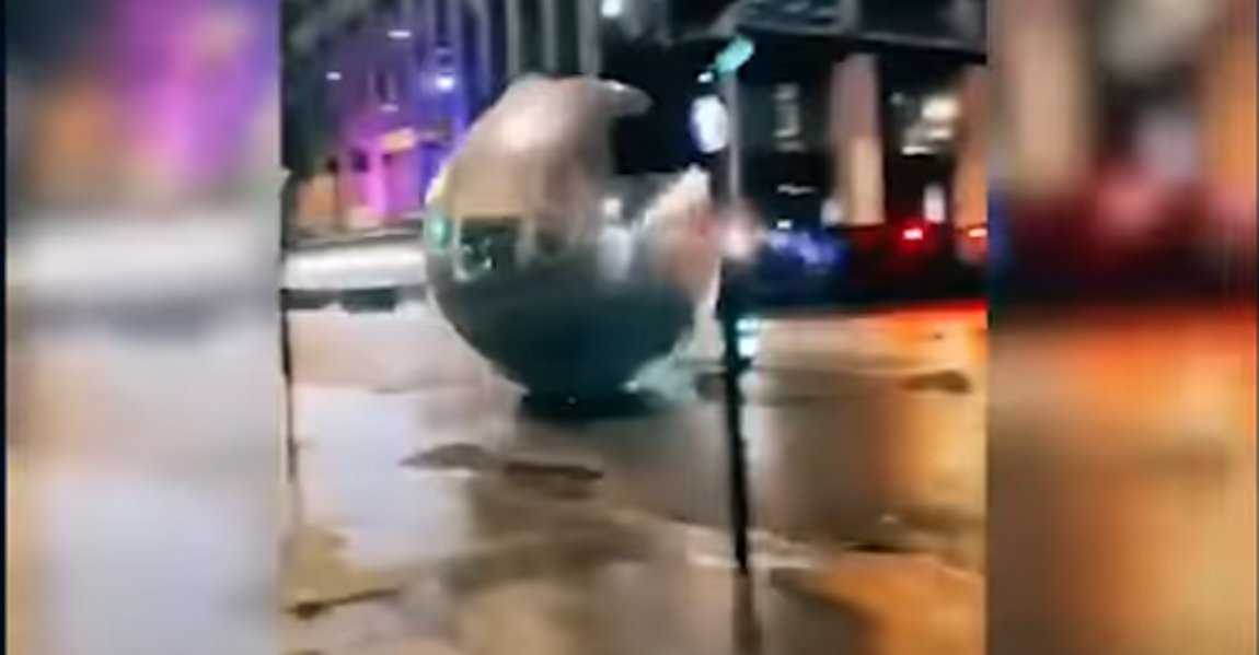 Τρόμος στο Λονδίνο: Γιγάντιες χριστουγεννιάτικες μπάλες κατρακυλούν σε κεντρικούς δρόμους- Βίντεο