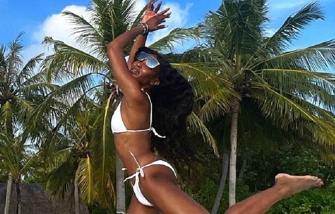 Naomi Campbell: Ποζάρει με μικροσκοπικό μπικίνι στα 52 της