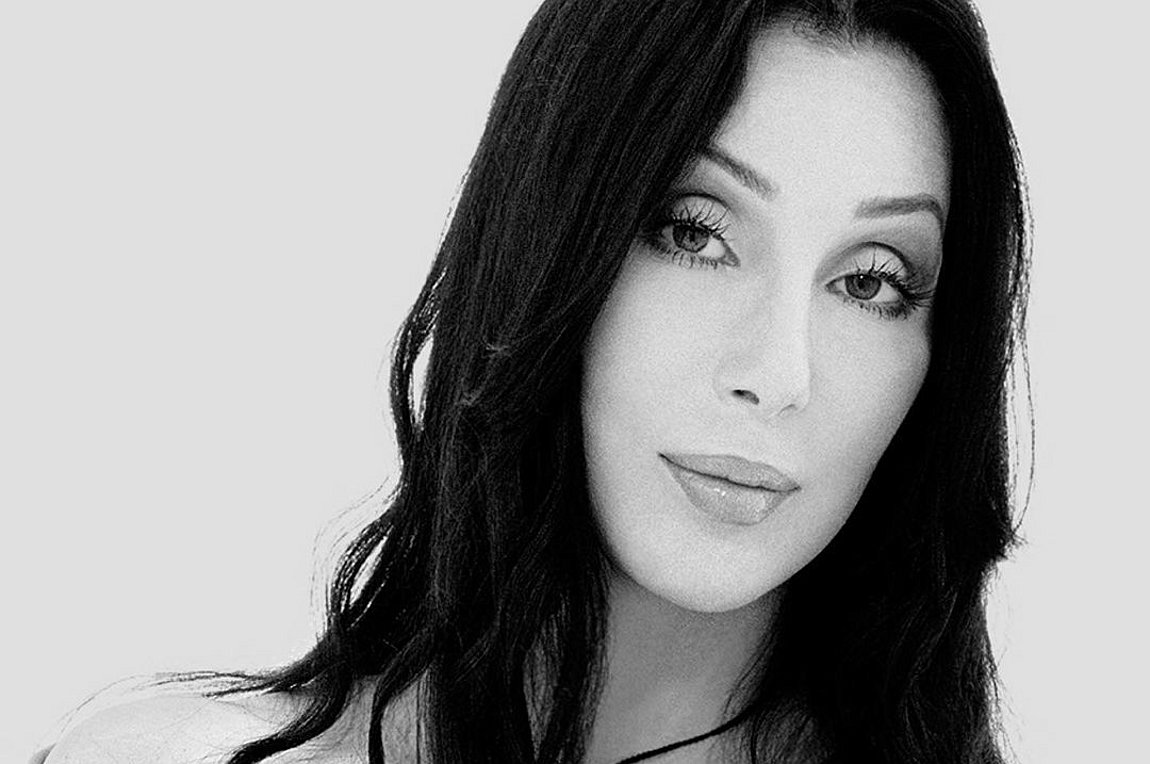 Cher: Φήμες για ειδύλλιο της 76χρονης τραγουδίστριας με 36χρονο μουσικό παραγωγό