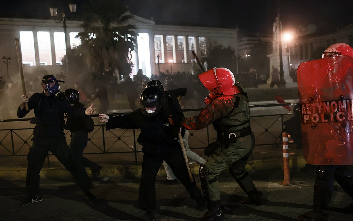 Προπύλαια: 16 συλλήψεις για τα χθεσινά επεισόδια – Η ανακοίνωση της ΕΛΑΣ