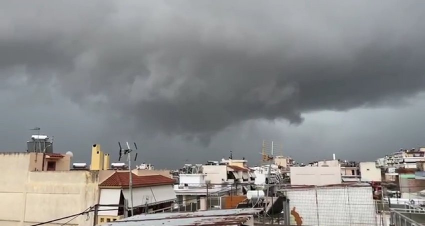 Κακοκαιρία Eva: Πού υπάρχουν προβλήματα - Η στιγμή που η καταιγίδα μπαίνει στην Αττική –Eντυπωσιακό βίντεο