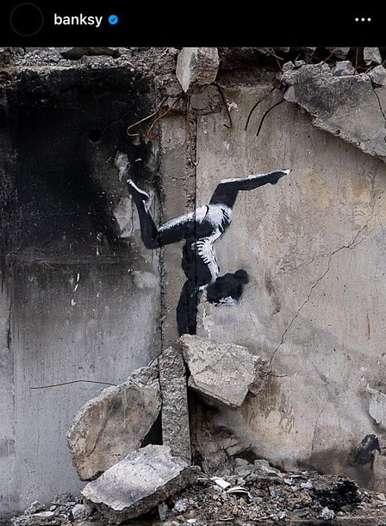 Γκράφιτι του Μπάνκσι σε βομβαρδισμένο σπίτι στην Oυκρανία – Δείτε εικόνες