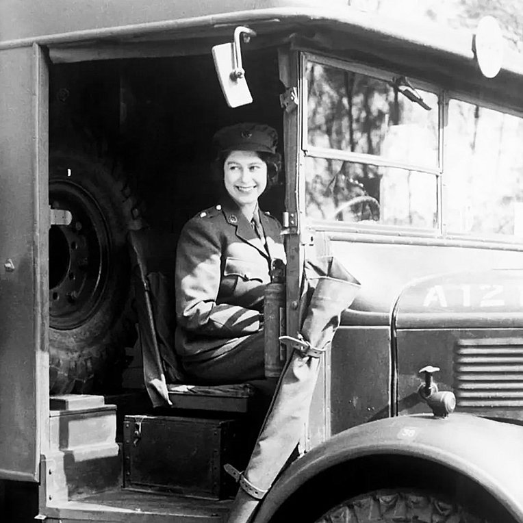 Βασίλισσα Ελισάβετ: Η οικογένειά της τιμά την αφοσίωσή της στις Ένοπλες Δυνάμεις