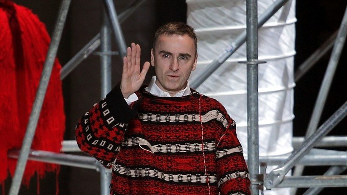 Ο Ραφ Σίμονς κλείνει την εταιρεία μόδας μετά από σχεδόν τρεις δεκαετίες