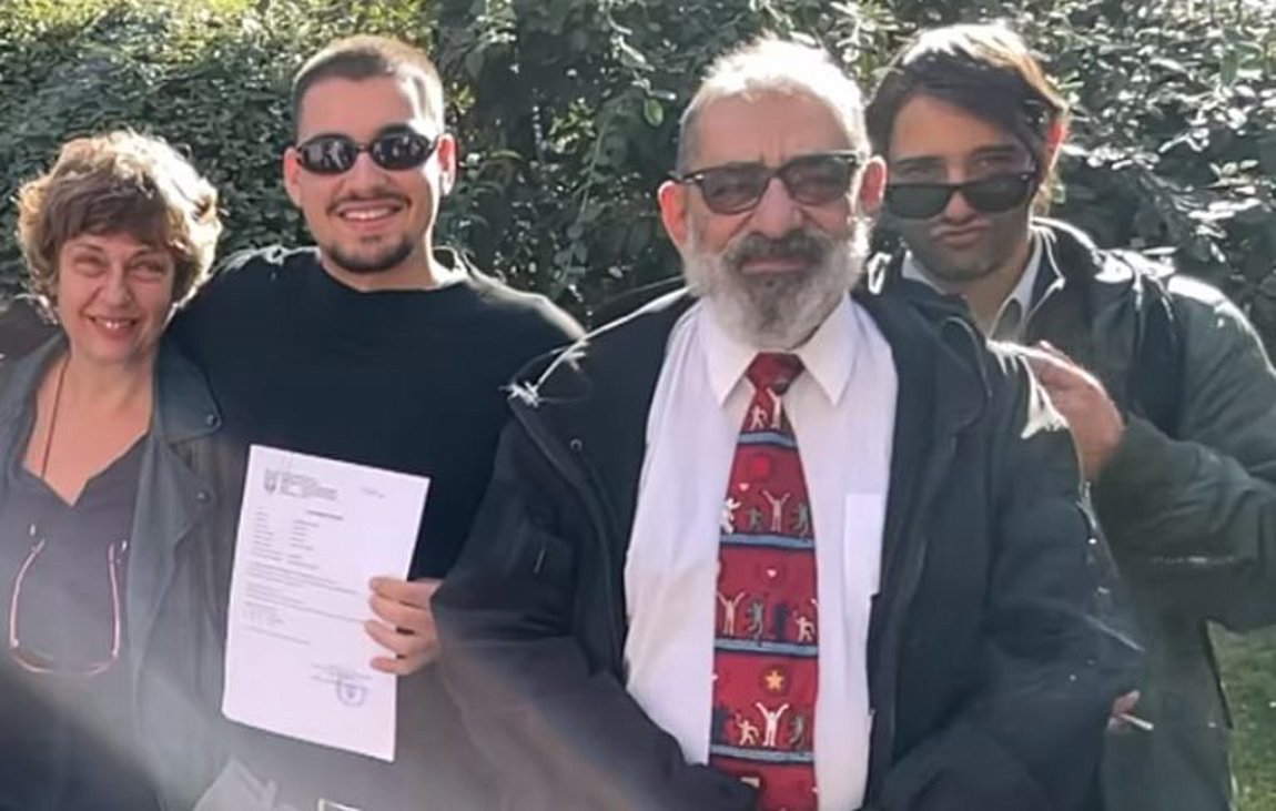 Φαίη Κοκκινοπούλου-Αντώνης Καφετζόπουλος: Περήφανοι γονείς στην ορκωμοσία του γιου τους