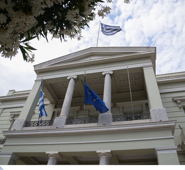 ΥΠΕΞ: Η ελληνική κυβέρνηση θα συνεχίσει να υπηρετεί με συνέπεια τη δημοκρατία και το κράτος δικαίου 