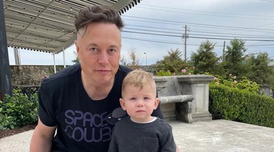 Elon Musk: Δείχνει στον δύο ετών γιο του πώς βγάζει τα δισεκατομμύρια