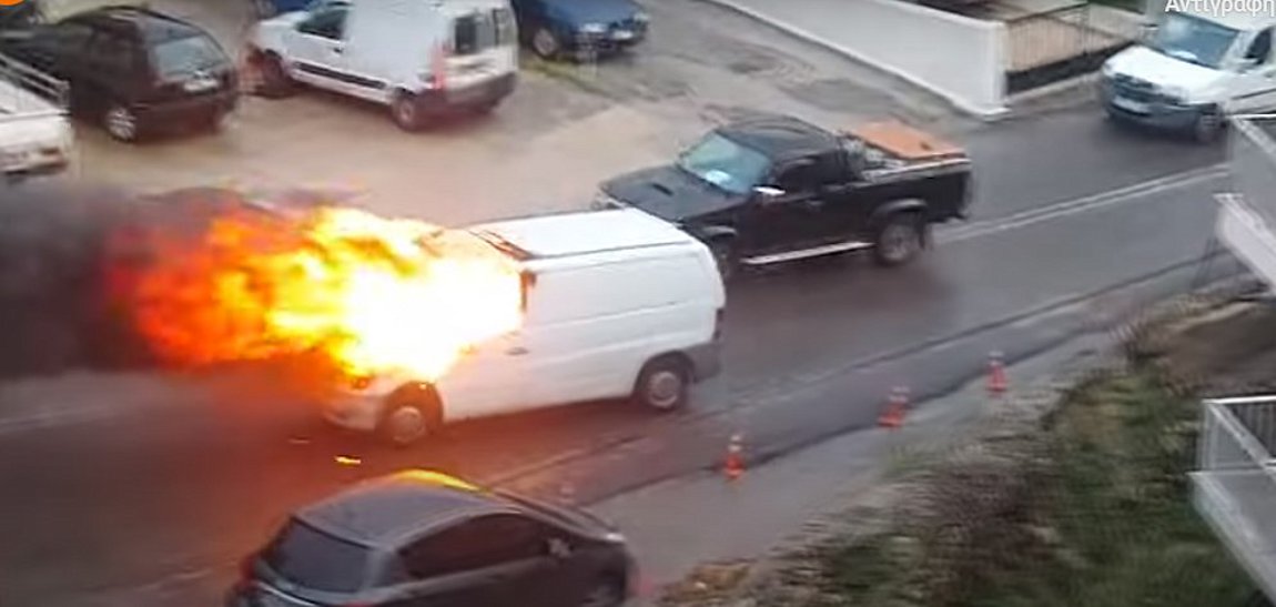 Ρέθυμνο: Αυτοκίνητο τυλίχθηκε στις φλόγες εν κινήσει – ΒΙΝΤΕΟ