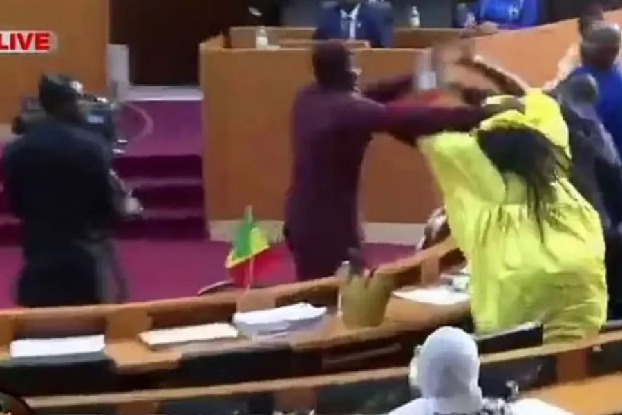 «Ρινγκ» η βουλή της Σενεγάλης: Άγριος καβγάς με χαστούκια, γροθιές και καρεκλιές - ΒΙΝΤΕΟ