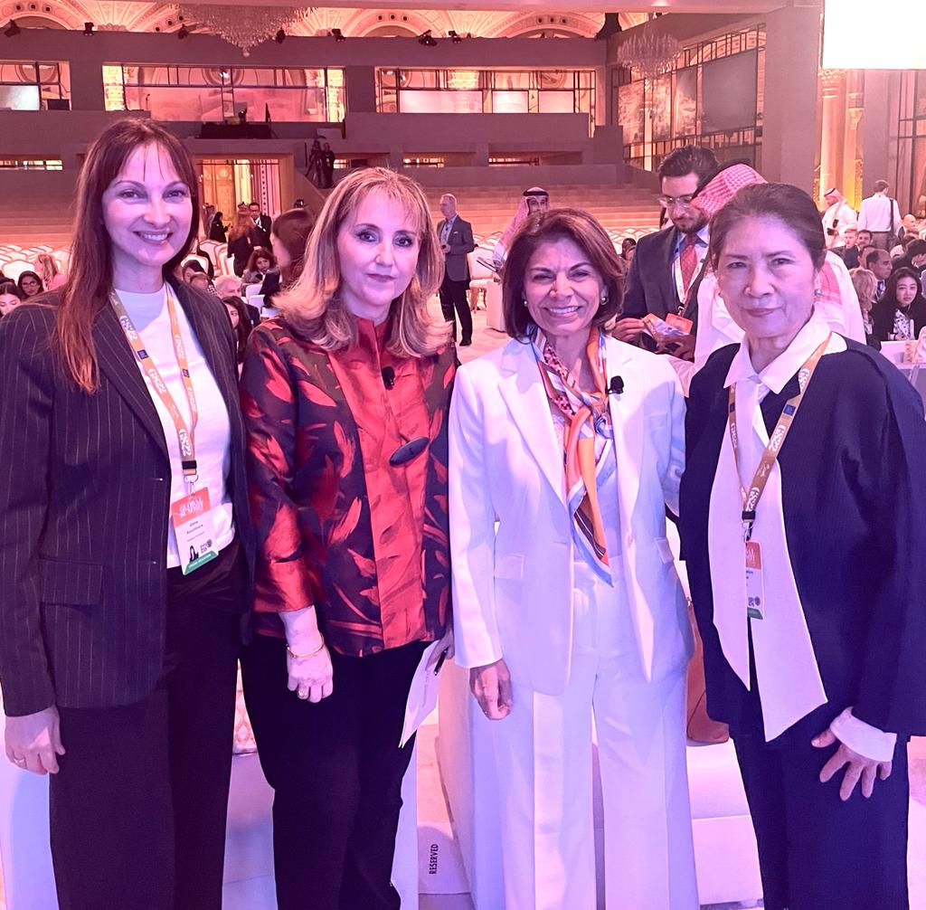 Έλενα Κουντουρά, Γκλόρια Γκεβάρα- Σύμβουλος Υπουργείου Τουρισμού Σαουδικής Αραβίας, Λάουρα Τσιντσιλά- πρώην Πρόεδρος της Κόστα Ρίκα, Πρέσβειρα Ντο Γιουνγκ-Σιμ
