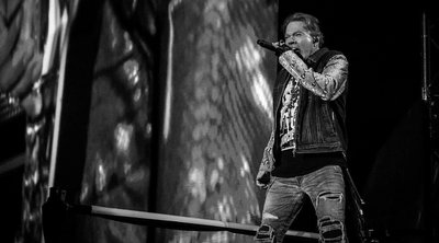 Axl Rose: Το ξέσπασμα του τραγουδιστή των Guns N’ Roses στη σκηνή
